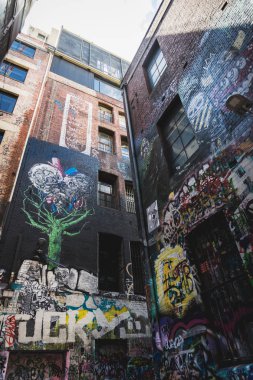 Melbourne, Avustralya - 10 Kasım 2018: Hosier Lane Melbourne, Victoria, Avustralya 'daki ünlü sokak sanatları şeridi.