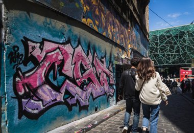 Melbourne, Avustralya - 10 Kasım 2018: 10 Kasım 2018 'de Hosier Lane' de takılan insanlar. Melbourne 'da duvarda graffiti görmek turistlerin ilgisini çekiyor..