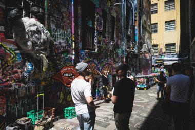 Melbourne, Avustralya - 10 Kasım 2018: 10 Kasım 2018 'de Hosier Lane' de takılan insanlar. Melbourne 'da duvarda graffiti görmek turistlerin ilgisini çekiyor..