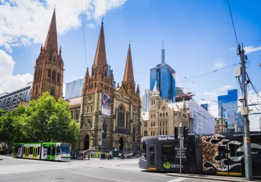 Melbourne, Avustralya - 10 Kasım 2018: 10 Kasım 2018 'de Melbourne şehir merkezindeki Flinders sokak istasyonundan St. Paul' s Anglikan Katedrali 'nin önündeki ulaşım.