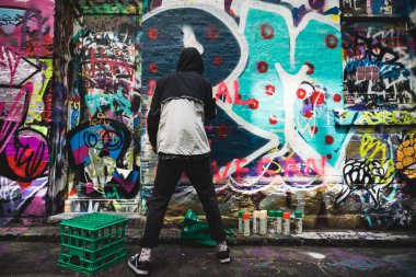 Melbourne, Avustralya - 10 Kasım 2018: Graffiti sanatçısı 10 Kasım 2018 tarihinde Hosier Lane 'de duvarı boyadı.