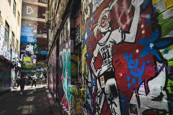 Melbourne, Avustralya - 10 Kasım 2018: 10 Kasım 2018 'de Hosier Lane' de takılan insanlar. Melbourne 'da duvarda graffiti görmek turistlerin ilgisini çekiyor..