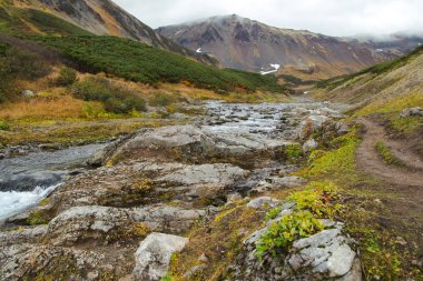 Dağlarda güzel şelale, Kamçatka doğal sonbahar manzara