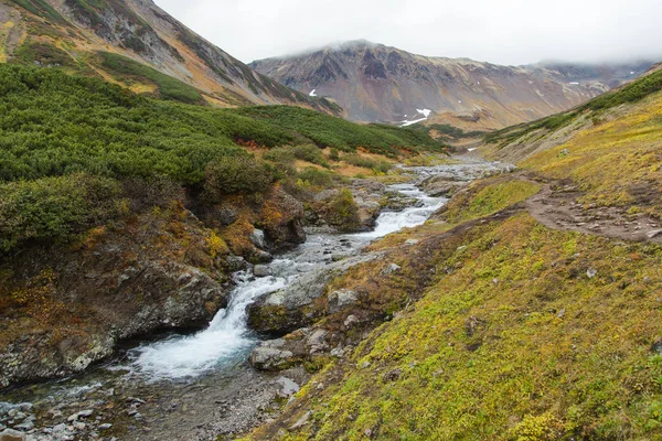 Hermosa cascada en las montañas, paisaje escénico de otoño en Kamchatka — Foto de Stock