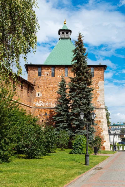 Torre Nikolskaya del Kremlin en la ciudad de Nizhniy Novgorod, Rusia . — Foto de Stock