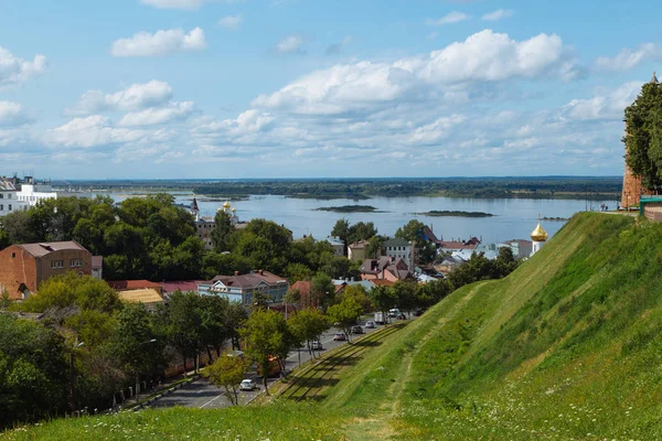 Nizhny Novgorod, Rusia, 12 de julio de 2019. Vista panorámica aérea de la ciudad en el día de verano . — Foto de Stock