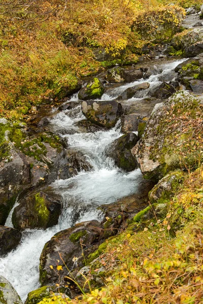 River hegyekben. Gyönyörű őszi táj Kamcsatka közelében Vachkazhetz vulkán — Stock Fotó