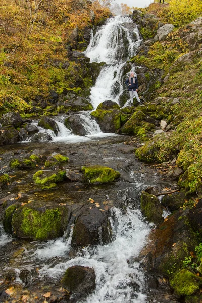 Rivière en montagne. Beau paysage d'automne au Kamchatka près du volcan Vachkazhetz — Photo