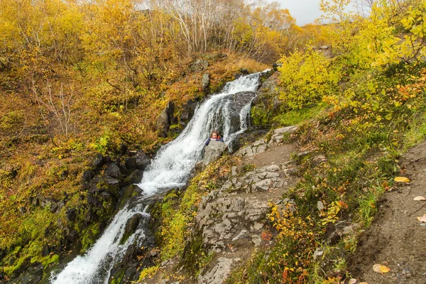 Rivière en montagne. Beau paysage d'automne au Kamchatka près du volcan Vachkazhetz — Photo