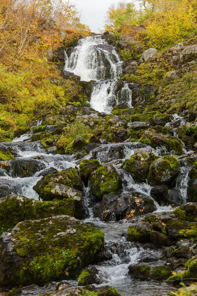 Rzeka w górach. Piękny jesienny krajobraz w Kamchatce w pobliżu wulkanu Vachkazhetz — Zdjęcie stockowe