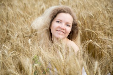 Altın alanda Sarışın güzel kız portre.