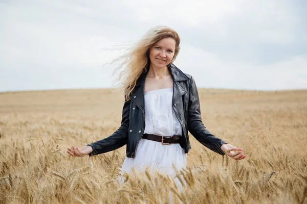 Blonde mooi meisje portret in het gouden veld. — Stockfoto