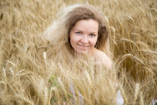 Blondine schöne Mädchen Porträt im goldenen Feld. — Stockfoto