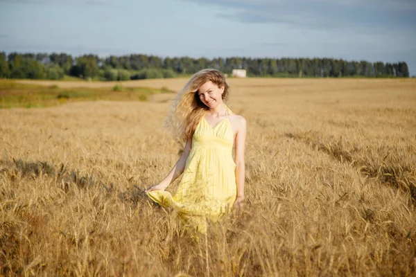 Altın alanda Sarışın güzel kız portre. — Stok fotoğraf