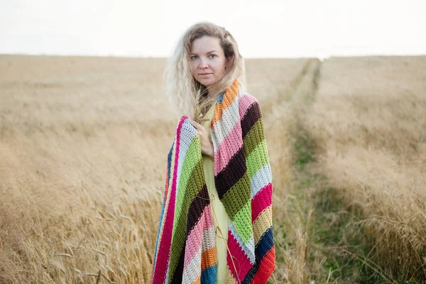 Blonde mooi meisje portret in het gouden veld. — Stockfoto