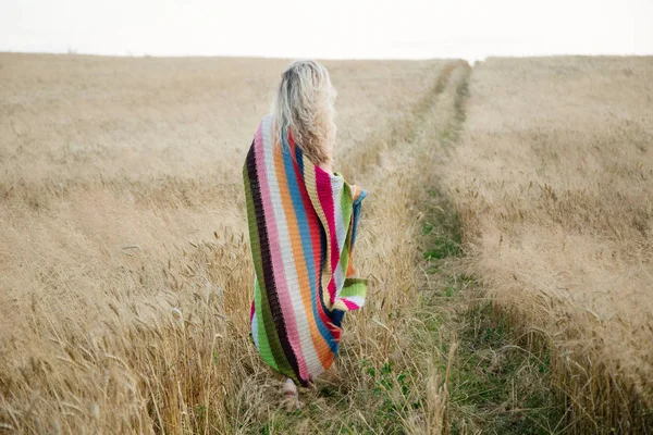 Blond vacker flicka porträtt i det gyllene fältet. — Stockfoto