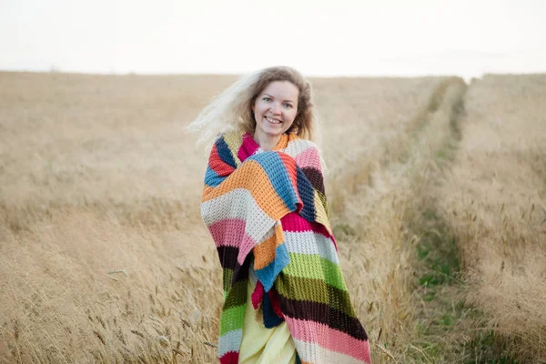 Blonde mooi meisje portret in het gouden veld. — Stockfoto