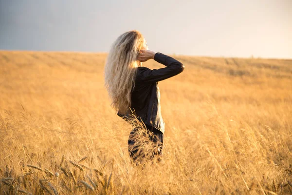 Blond vacker flicka porträtt i det gyllene fältet. — Stockfoto