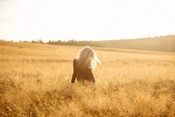 Blond vacker flicka porträtt i det gyllene fältet. — Stockfoto