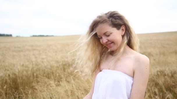 Menina Bonita Loira Vestido Boho Branco Campo Trigo Dourado Conceito — Vídeo de Stock