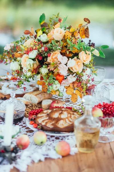 Decorazione floreale autunnale, rose beige crema con bacche autunnali — Foto Stock