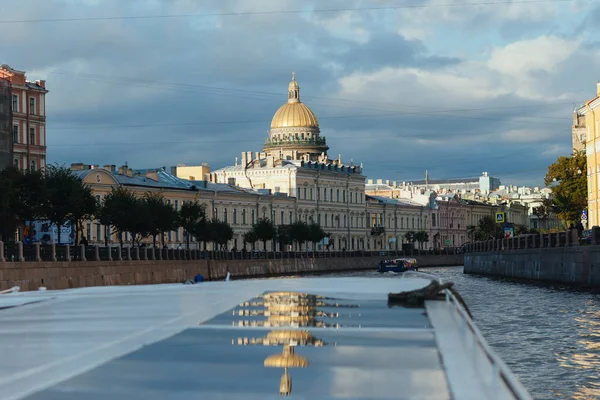 San Petersburgo, Rusia - 20 de septiembre de 2015 - Catedral de San Isaac y río Moyka — Foto de Stock