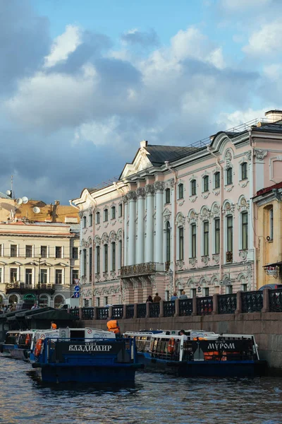 Sankt Petersburg, Rosja-20 Wrzesień 2015-rzeka Moyka św. — Zdjęcie stockowe