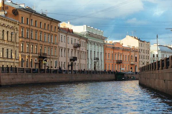 Sankt Petersburg, Rosja-20 Wrzesień 2015-rzeka Moyka św. — Zdjęcie stockowe