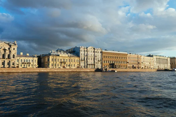 Sankt Petersburg, Rosja-20 września 2015-rzeka Newa i Pałac zimowy. — Zdjęcie stockowe