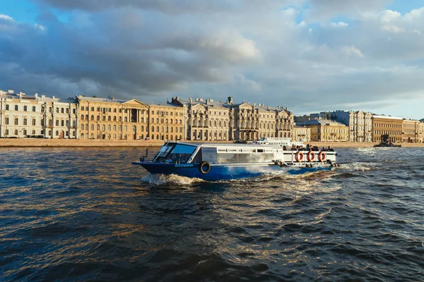 Sankt Petersburg, Rosja-20 września 2015-rzeka Newa i Pałac zimowy. — Zdjęcie stockowe