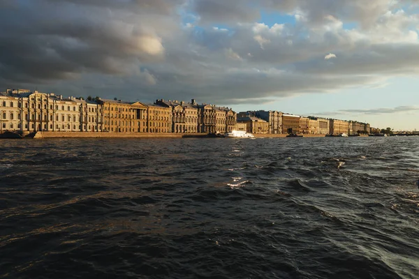 Sankt Petersburg, Rosja-20 września 2015-rzeka Newa i Pałac zimowy. — Zdjęcie stockowe