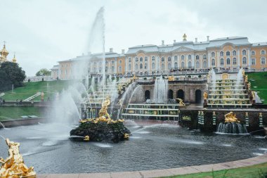 Saint Petersburg, Rusya - 18 Eylül 2015 - Peterhof'un üst bahçesinde Neptün çeşmesi.