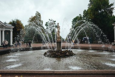 Saint Petersburg, Rusya - 18 Eylül 2015 - Peterhof'un üst bahçesinde çeşme.