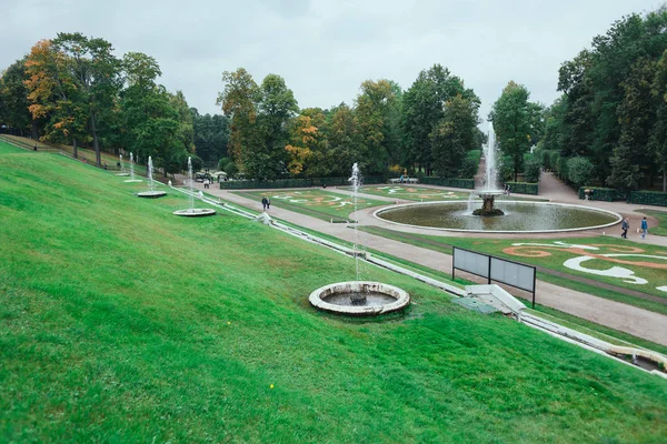 São Petersburgo, Rússia - 18 de setembro de 2015 - fonte no jardim superior em Peterhof . — Fotografia de Stock