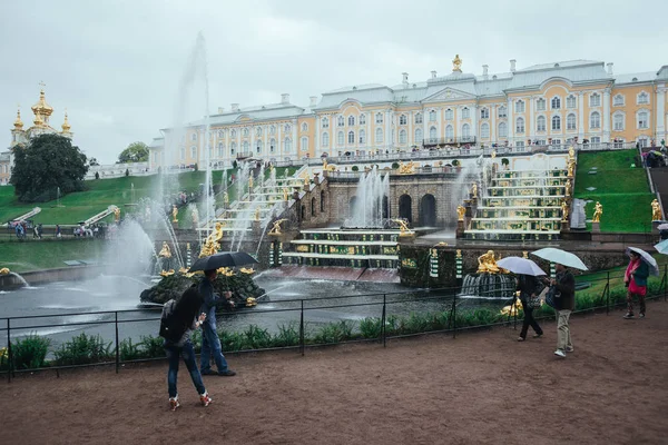 Saint Petersburg, Russia - 18 September 2015 - Neptune fountaine in the upper garden in Peterhof. — Stock Photo, Image