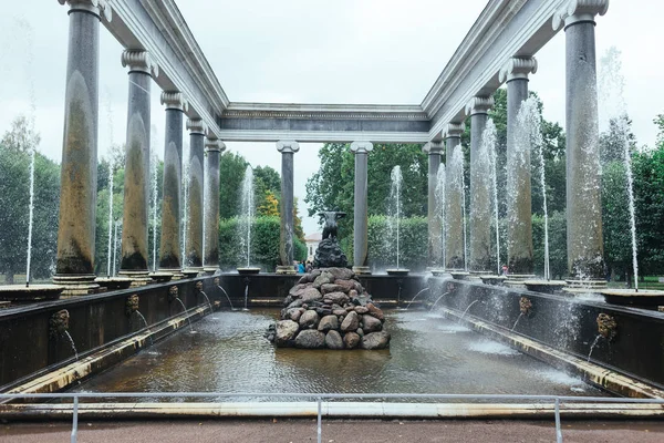 San Petersburgo, Rusia - 18 de septiembre de 2015 - Fuente en el jardín superior de Peterhof . — Foto de Stock