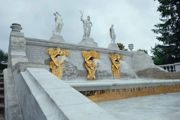 Heiliger petersburg, russland - 18 september 2015 - der goldene bergkaskadenbrunnen im park des marli, peterhof — Stockfoto