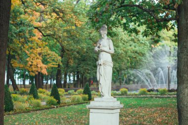 Saint Petersburg, Rusya - 18 Eylül 2015 - Peterhof'taki bahçede çeşme.