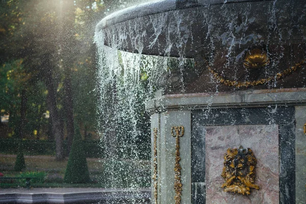 San Petersburgo, Rusia - 18 de septiembre de 2015 - fuente en el jardín de Peterhof . — Foto de Stock