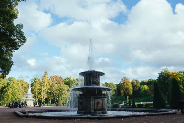 San Petersburgo, Rusia - 18 de septiembre de 2015 - fuente en el jardín de Peterhof . — Foto de Stock
