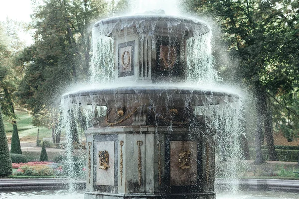 サンクトペテルブルク、ロシア - 18 9月 2015 - ピーターホフの庭の噴水. — ストック写真