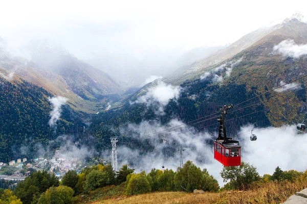 Туман у горах, мальовничий краєвид з гори Мусса Ачітара на лижному курорті Домбей восени, Кавказ, Росія. — стокове фото