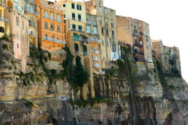 Kayalıklardaki evler - Tropea, Güney İtalya, Calabria gibi simgeler