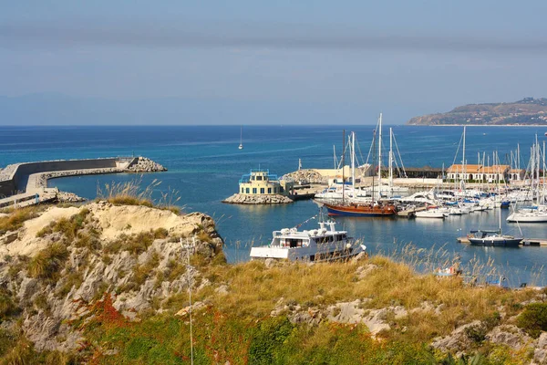 Havsbrygga Tropea Semesterort Syditalien Kalabrien Sommarkustlandskap Med Båtar Och Båtar — Stockfoto