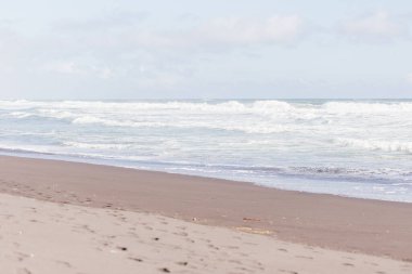 Tarafsız renkli okyanus plajı, deniz manzaralı. Tarafsız renklerle en düşük bileşim. Yaz kavramı. Doğal arkaplan.