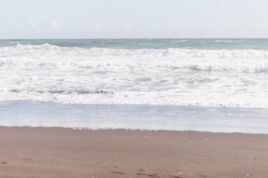 Tarafsız renkli okyanus plajı, deniz manzaralı. Tarafsız renklerle en düşük bileşim. Yaz kavramı. Doğal arkaplan.