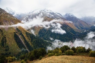 Dağlarda sis, Dombay kayak merkezindeki Mussa Achitara Dağı 'ndan sonbahar mevsiminde manzara, Kafkasya, Rusya