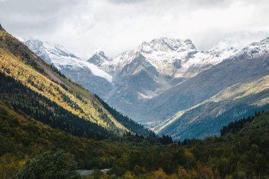 Sonbahar mevsiminde Dombay kayak merkezinin dağlarında güzel renkli manzaralar, dağlarda yürüyüş ve yürüyüş. Cuausian doğası, Rusya Dombay