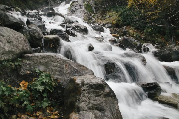Fluxo Água Rio Montanhas Grandes Pedras Pretas Exposição Longa — Fotografia de Stock