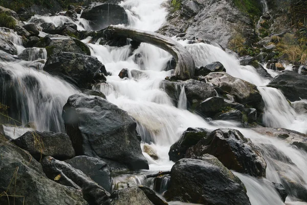 Fluxo Água Rio Montanhas Grandes Pedras Pretas Exposição Longa — Fotografia de Stock